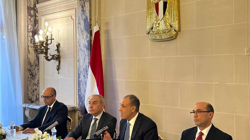 وزير الخارجية والهجرة يلتقى بأعضاء الجالية المصرية فى باريس