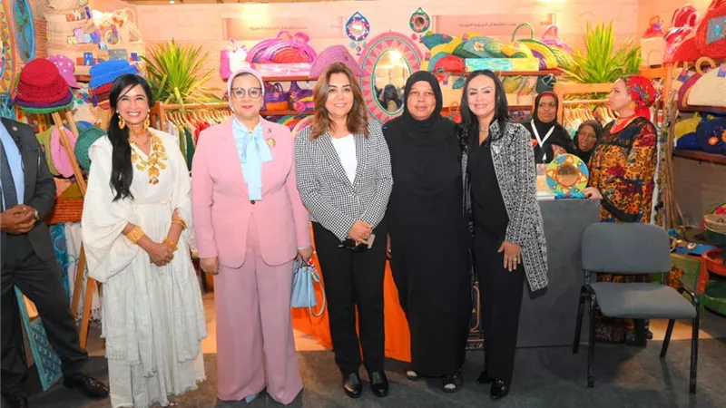 وزيرة التضامن تتفقد جناح صندوق دعم الصناعات الريفية بمعرض تراثنا 2025