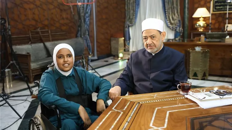 لفتة إنسانية.. شيخ الأزهر يستقبل «محاربة السرطان والإعاقة»
