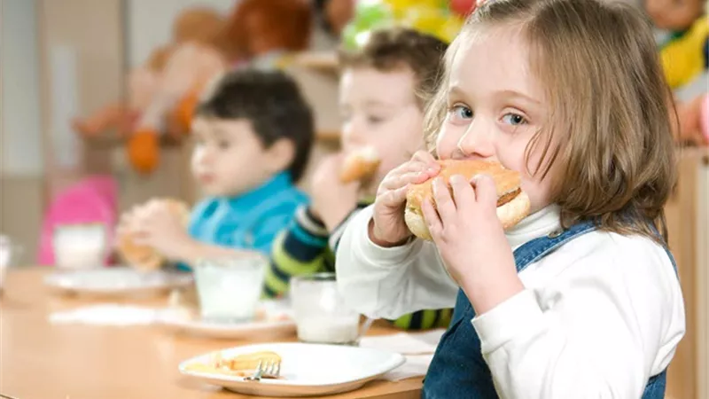 أكلات تضر صحة طفلك وتركيزه..أحذرها
