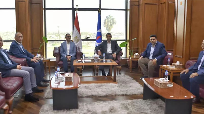 وزير الاستثمار ومحافظ السويس يتفقدان سير العمل بالغرفةالتجارية بالسويس