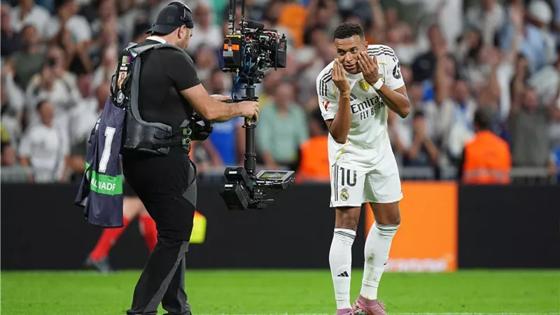 مبابي يسجل هدف ريال مدريد الثالث أمام فياريال ويخرج مصابا