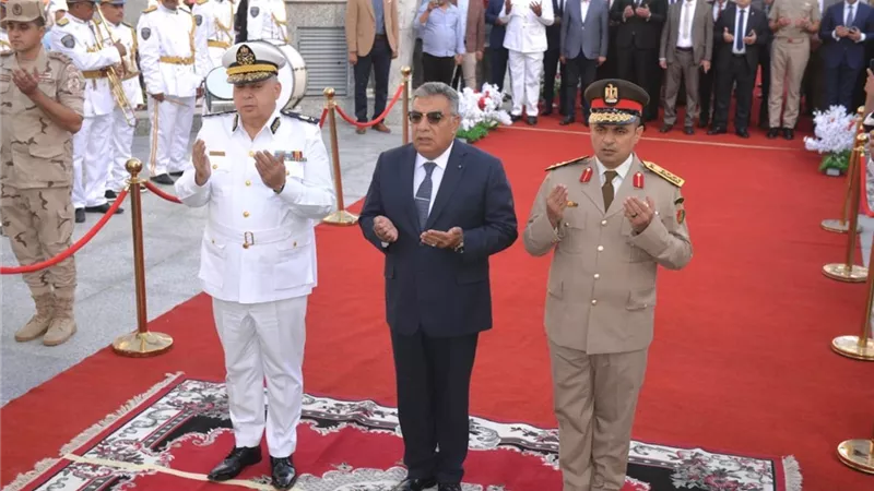 محافظ الدقهلية يضع اكليل الزهور على النصب التذكاري للشهداء