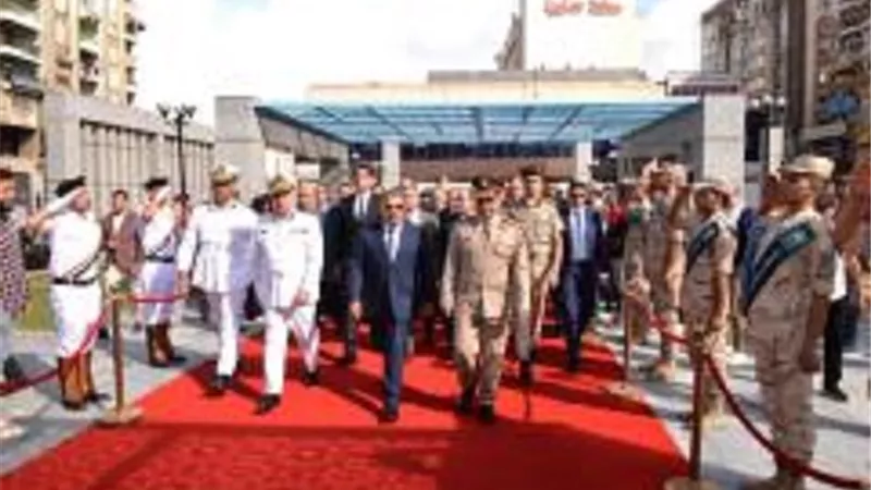 محافظ الدقهلية يضع اكليل الزهور على النصب التذكاري للشهداء