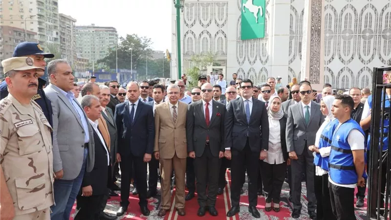 محافظ الشرقية يضع إكليلاً من الزهور على النصب التذكاري للشهداء