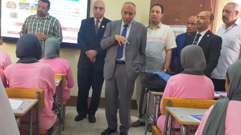 نائب وزير التربية والتعليم ومدير المديرية يتفقدان مدارس بنها