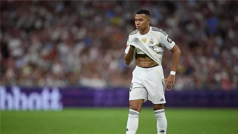 مبابي ينضم لمعسكر منتخب فرنسا رغم الإصابة