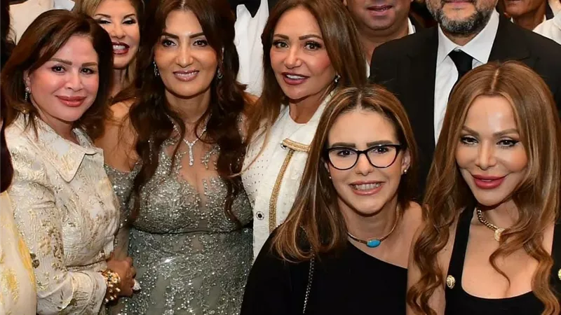 برفقة نجوم الفن .. دنيا عبدالعزيز تهنئ هانى رمزى بزفاف نجله شادى