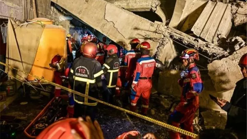 ارتفاع عدد ضحايا انهيار مدرسة إندونيسيا إلى 50 شخصا