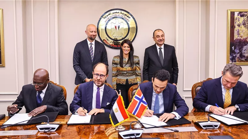 توقيع خطابات نوايا لتمويل مشروع دندرة للطاقة الشمسية