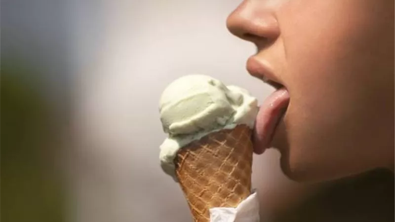 هل يمكن لملعقة آيس كريم أن تهدئ ألم الحلق؟ الأطباء يجيبون
