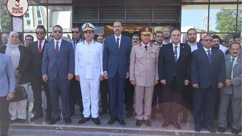 محافظ سوهاج يضع إكليلا من الزهور على النصب التذكاري لشهداء أكتوبر