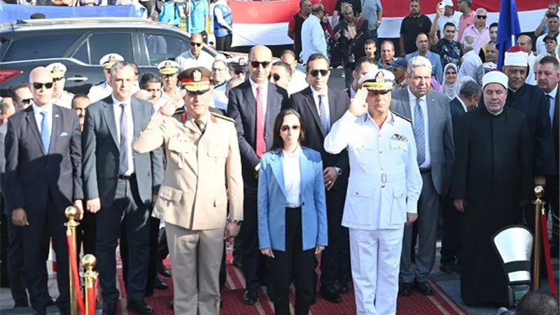 عازر تضع إكليلاً من الزهور على النصب التذكاري للجندي المجهول