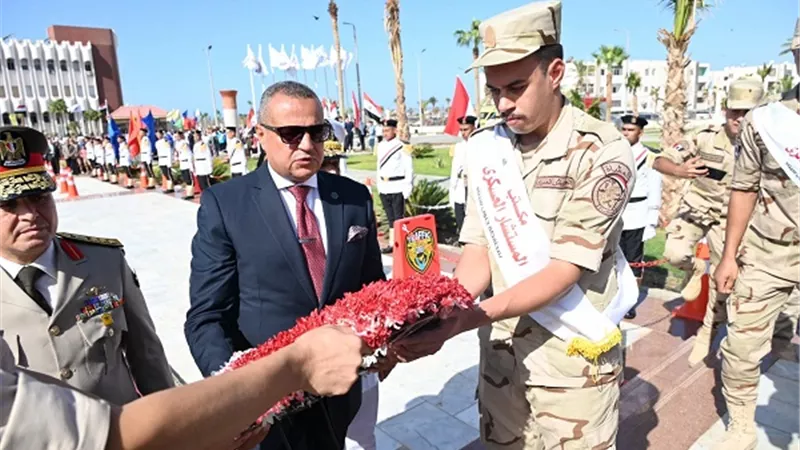 محافظ جنوب سيناء يضع أكاليل الزهور بساحة العَلَم بطور سيناء