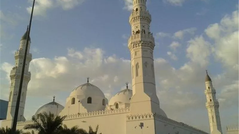 خادم الحرمين يوجه بفتح مسجد القبلتين على مدار 24 ساعة