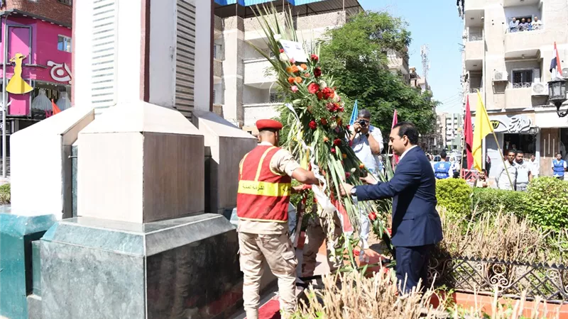 نائب محافظ قنا يضع إكليل الزهور في الذكرى الـ52 لانتصارات أكتوبر