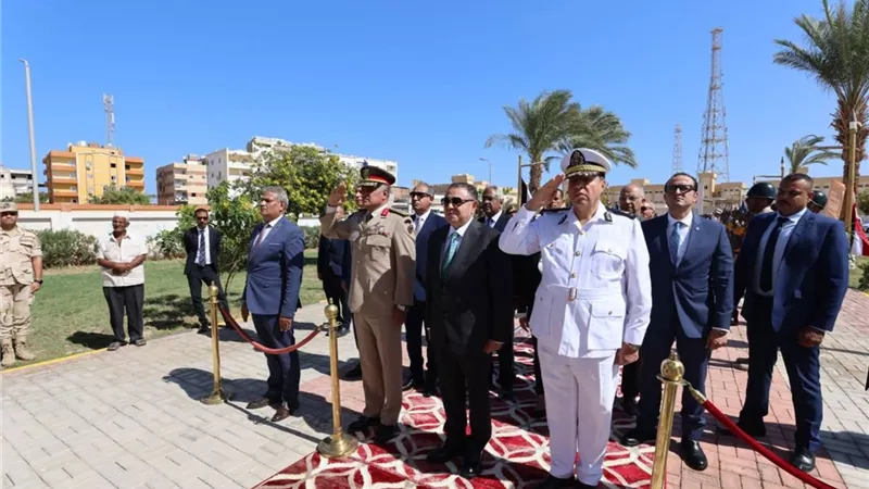 محافظ البحر الأحمر يضع إكليل الزهور على مقابر الشهداء