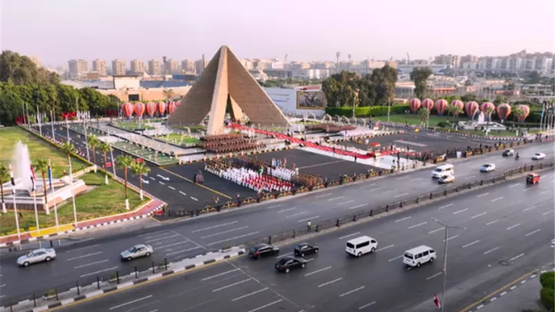 وزير الدفاع يُنيب قادة الجيوش لوضع أكاليل الزهور على قبرالجندي المجهول