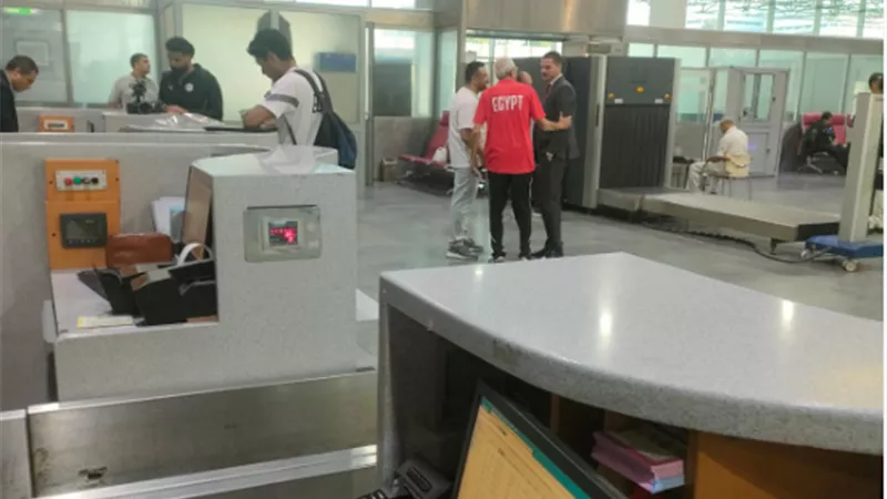 شاهد.. بعثة المنتخب تصل مطار القاهرة استعدادا للسفر إلى المغرب