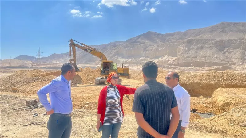 رئيس جهاز السويس الجديدة تتابع مشروعات المرافق بالحي الصناعي
