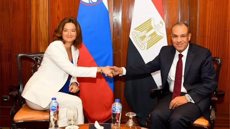 وزير الخارجية يستقبل نظيرته السلوفينية بالقاهرة
