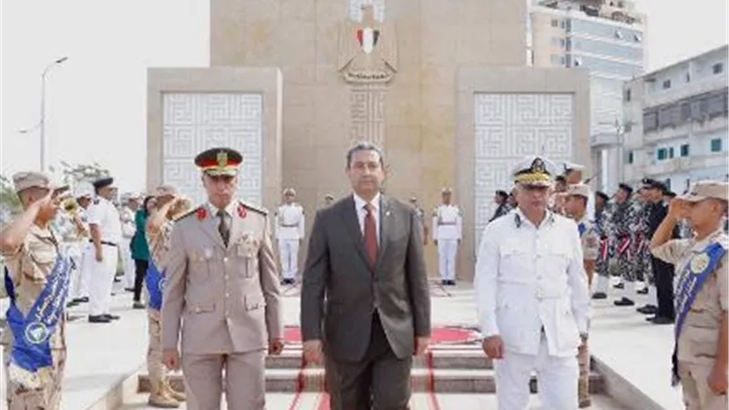 محافظ دمياط يضع إكليل الزهور على النصب التذكارى للشهداء