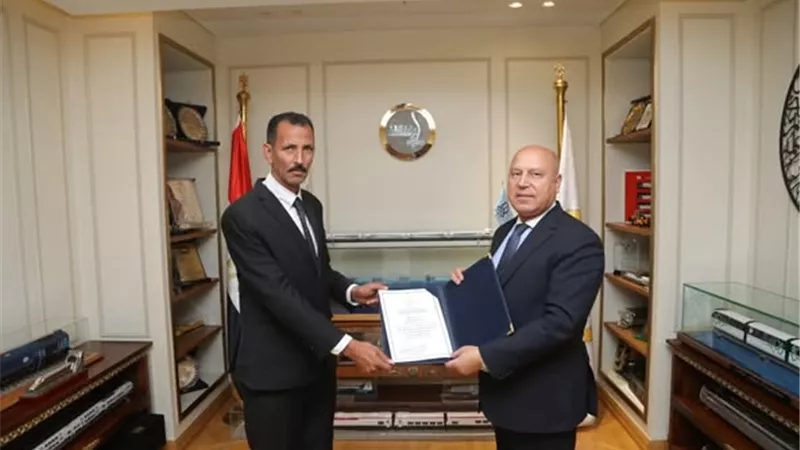 وزير الصناعة يكرم سائق أتوبيس لرفضه مكافأة وتسليمه مليون جنيه