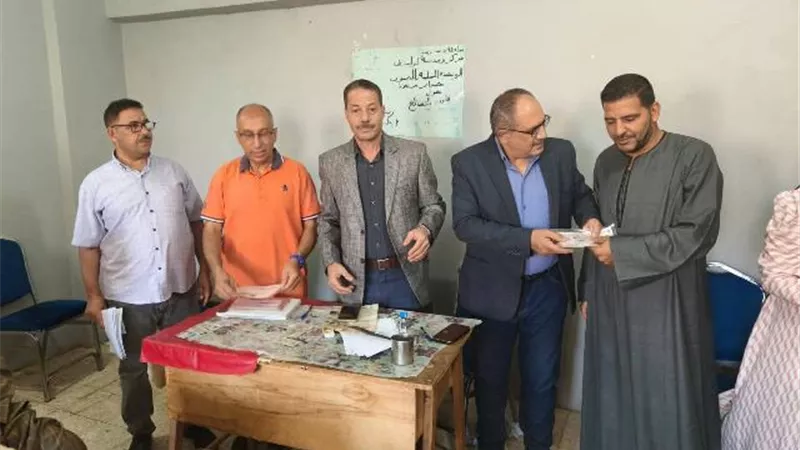 تسليم شهادات للمتحررين من الأميه بمركز الواسطى