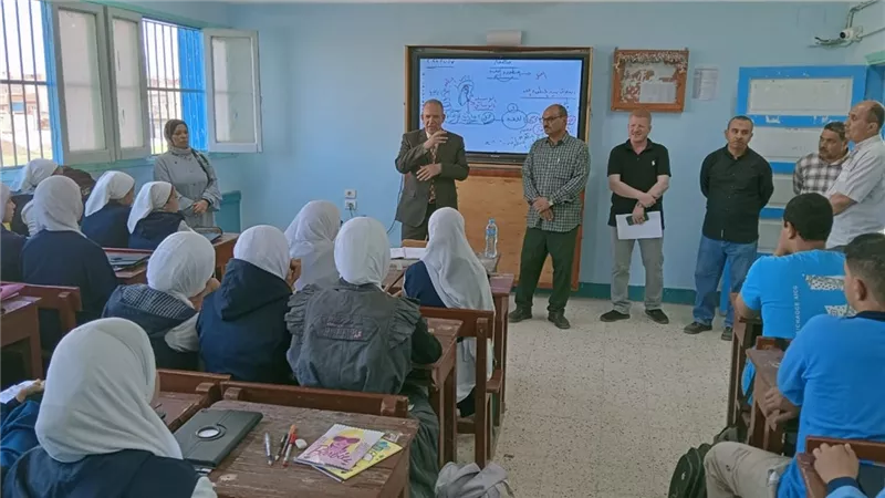 مدير تعليم أسيوط يتفقد المدرسة الثانوية بموشا ويتابع تسليم التابلت