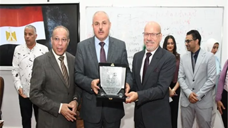 رئيس جامعة قناة السويس يشارك حفل استقبال طلاب كلية الآداب