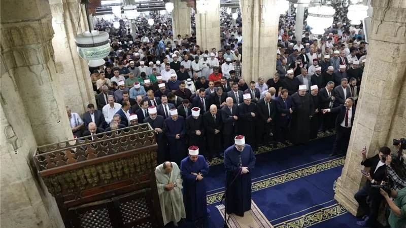 شيخ الأزهر يشهد صلاة الجنازة على الدكتور أحمد عمر هاشم