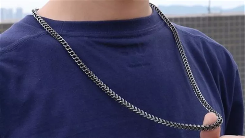 ما حكم لبس السلاسل الفضة للرجال؟.. أمين الفتوى يُجيب