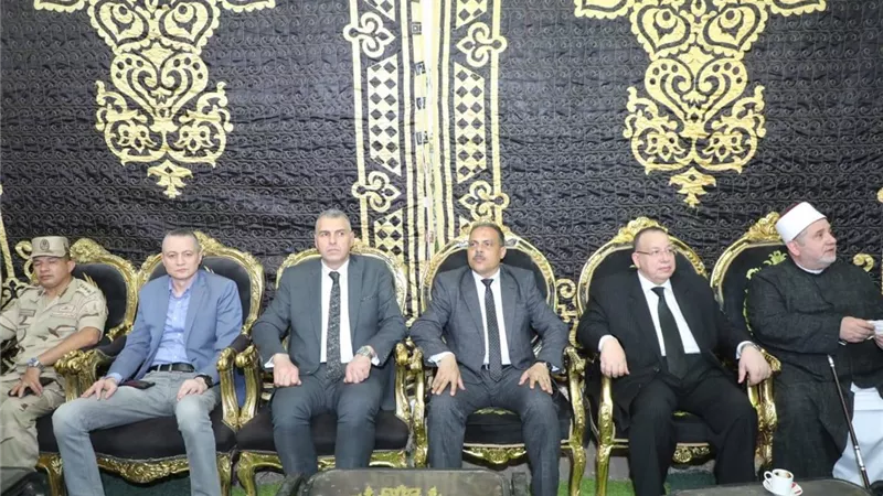 محافظ الشرقية يُؤدي واجب العزاء لاسرة الراحل الدكتور أحمد عمر