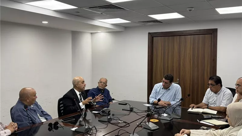 رئيس جهاز القاهرة الجديدة يستمع لشكاوى سكان الياسمين لحل مشكلاتهم