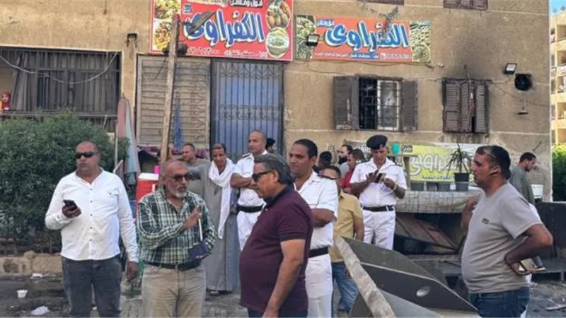 جهاز بدر يشن حملة شرسة على الإشغالات فى الأماكن الساخنة بالمدينة.. صور