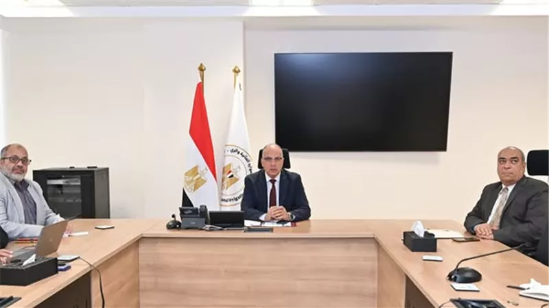 وزير الري يبحث أعمال الصيانة والتأهيل الجارية لحائط رشيد البحري