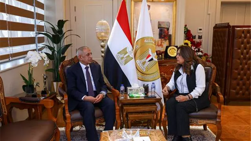 منال عوض تبحث مع 