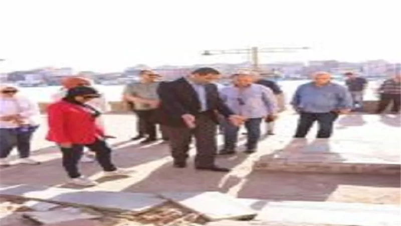 محافظ دمياط يبحث ميدانيا تطوير السوق الحضارى برأس البر