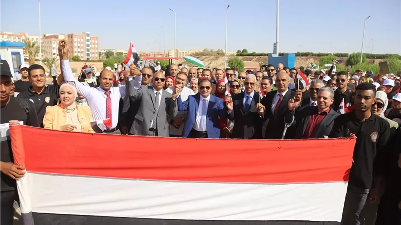 رئيس جامعة جنوب الوادي يقود مسيرة طلابية في ذكرى العبور العظيم