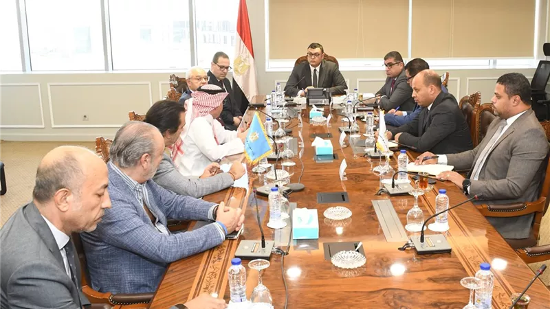 وزير الإسكان يبحث التعاون مع رئيس المنظمة العربية للسياحة