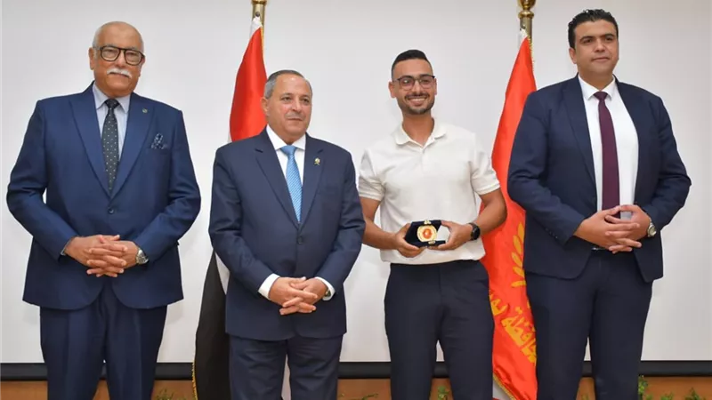 حبشى وعبد العزيز يكرمان ابناء بورسعيد المتميزين فى المجال الرياضى
