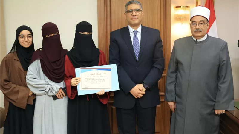محافظ الجيزة يكرم أوائل الثانوية الأزهرية على مستوى الجمهورية