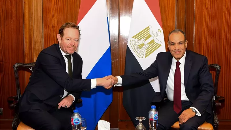 بالصور .. وزير الخارجية يُجري مشاورات سياسية مع نظيره الهولندي