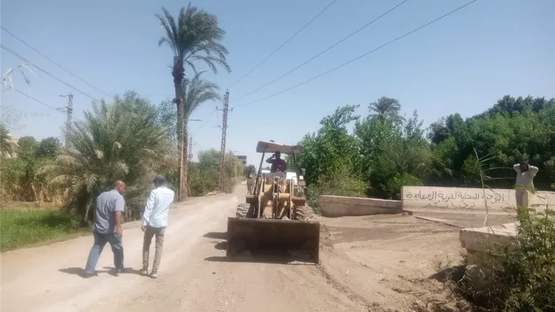 رصف ٤٠٠ متر واسترداد ٣٣ فدانا فى الموجة ٢٧ بزينية الأقصر