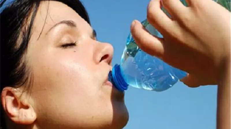 الميكروبلاستيك في زجاجات المياه .. تهديد خفي للأمعاء والمناعة