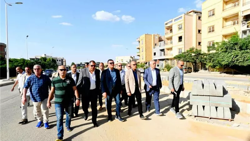 وزير الإسكان يتفقد محاور وطرق مدينة الشروق
