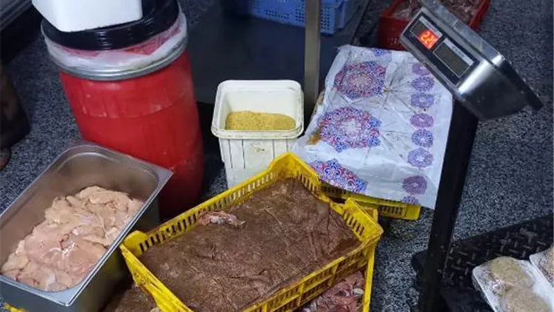 تفاصيل ضبط نصف طن لحوم فاسدة فى بدر لأكبر المحلات الشهيرة.. بالصور