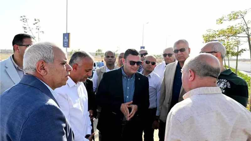وزير الإسكان يختتم جولته اليوم بتفقد مشروعا سكنيا والطرق والمحاور ببدر