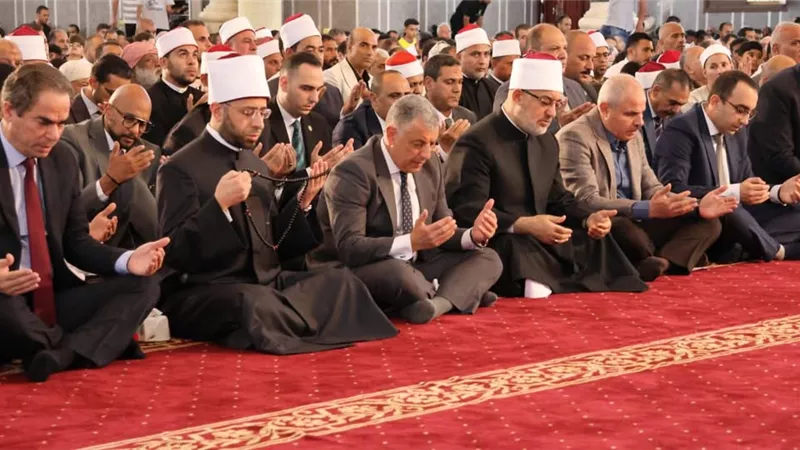 وزير الأوقاف والمفتي والمسلماني يؤدون صلاة الجمعة بالإسماعيلية