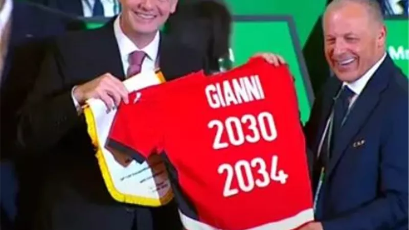 إنفانتينو يهنئ أبو ريدة بتأهل مصر لكأس العالم